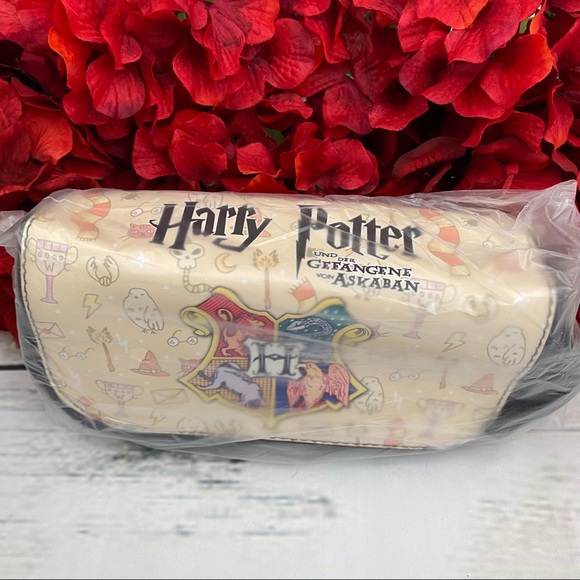 Harry Potter Hogwarts Crest Cosmetic Bag Clutch - Picture 14 of 14